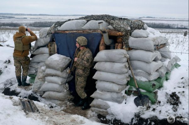 Miembros del servicio de las fuerzas armadas ucranianas hacen guardia en posiciones de combate en la línea de separación de los rebeldes respaldados por Rusia fuera del asentamiento de Krymske en la región de Lugansk, Ucrania, el 4 de enero de 2022. REUTERS/Maksim Levin