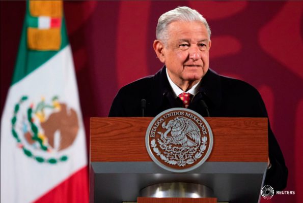 El presidente de México, Andrés Manuel López Obrador, habla con los medios de comunicación durante una conferencia de prensa en el Palacio Nacional, en la Ciudad de México, México, el 9 de febrero de 2022. Presidencia de México/Folleto vía REUTERS