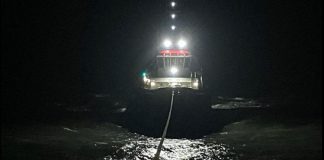 Buque portacontenedores Maersk remolcado libre después de encallar frente a la isla alemana