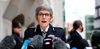 La jefa de la Policía Metropolitana de Londres, Cressida Dick, renuncia tras polémicas La comisionada de la Policía Metropolitana, Cressida Dick, pronuncia una declaración fuera del Old Bailey, donde el oficial de policía Wayne Couzens fue sentenciado tras el asesinato de Sarah Everard, en Londres, Gran Bretaña, el 30 de septiembre de 2021. REUTERS/Henry Nicholls