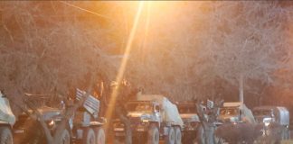 Las fuerzas rusas invaden Ucrania con ataques contra las principales ciudades Vehículos militares se ven en una calle en las afueras de la ciudad de Donetsk, Ucrania, controlada por los separatistas, el 23 de febrero de 2022. REUTERS/Alexander Ermochenko