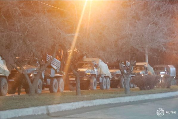 Vehículos militares se ven en una calle en las afueras de la ciudad de Donetsk, Ucrania, controlada por los separatistas, el 23 de febrero de 2022. REUTERS/Alexander Ermochenko