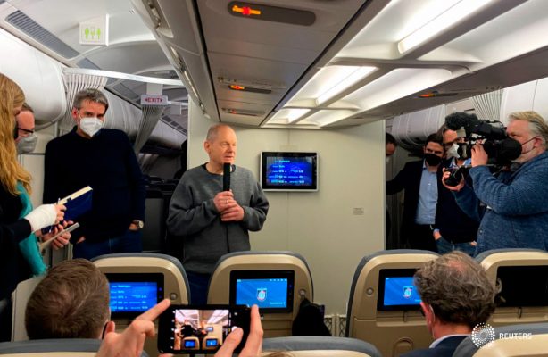 El canciller alemán, Olaf Scholz, habla con los periodistas durante un vuelo nocturno a Washington para reunirse con el presidente de los Estados Unidos, Joe Biden, con salida desde Berlín, Alemania, el 6 de febrero de 2022. REUTERS/Andreas Rinke