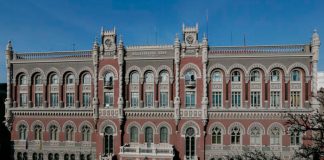 El banco central de Ucrania prohíbe los pagos a Rusia y Bielorrusia La sede del banco central ucraniano se ve en el centro de Kiev, Ucrania, el 10 de marzo de 2016. REUTERS/Valentyn Ogirenko