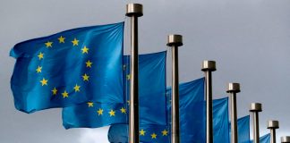 El proyecto de ley de la UE exigiría a las empresas que comprueben a los proveedores en materia de derechos humanos y ética medioambiental Banderas de la UE ondean frente a la sede de la Comisión Europea en Bruselas, Bélgica, el 2 de octubre de 2019. REUTERS/Yves Herman