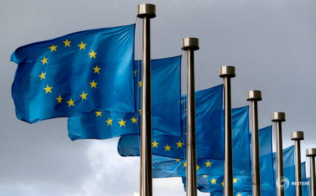 Banderas de la UE ondean frente a la sede de la Comisión Europea en Bruselas, Bélgica, el 2 de octubre de 2019. REUTERS/Yves Herman
