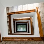 El TSJ de Castilla-La Mancha ratifica la condena impuesta a un hombre por humillar y menospreciar a un vecino de su urbanización debido a su origen colombiano