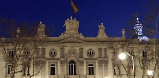 En caso de opción entre readmisión e improcedencia, ¿puede la empresa optar tácitamente por esta última consignando la indemnización en el juzgado?