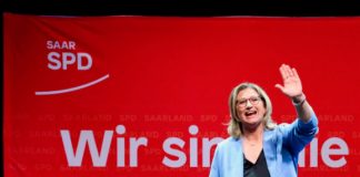 El SPD alemán gana la votación del Sarre en impulso para Scholz Anke Rehlinger, principal candidata del partido socialdemócrata (SPD) para las elecciones estatales federales de Sarre, hace gestos en el escenario después de que se publicaron las primeras encuestas a boca de urna, en el lugar del partido SPD ("Garage"), en Saarbruecken, Alemania, el 27 de marzo de 2022. REUTERS/Lukas Barth