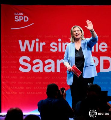 Anke Rehlinger, principal candidata del partido socialdemócrata (SPD) para las elecciones estatales federales de Sarre, hace gestos en el escenario después de que se publicaron las primeras encuestas a boca de urna, en el lugar del partido SPD ("Garage"), en Saarbruecken, Alemania, el 27 de marzo de 2022. REUTERS/Lukas Barth