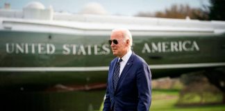 Biden se dirige a Europa con más sanciones para Rusia El presidente de los Estados Unidos, Joe Biden, camina para abordar el Marine One, antes de viajar a Rehoboth Beach, Delaware para el fin de semana, en el jardín sur de la Casa Blanca en Washington, Estados Unidos, el 18 de marzo de 2022. REUTERS/Al Drago/Foto de archivo