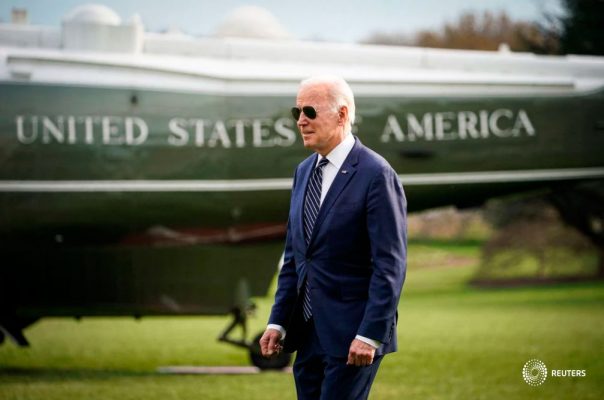 El presidente de los Estados Unidos, Joe Biden, camina para abordar el Marine One, antes de viajar a Rehoboth Beach, Delaware para el fin de semana, en el jardín sur de la Casa Blanca en Washington, Estados Unidos, el 18 de marzo de 2022. REUTERS/Al Drago/Foto de archivo