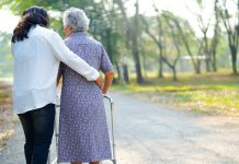 Reconocen el derecho de una trabajadora a tener turno de mañana para cuidar a sus padres