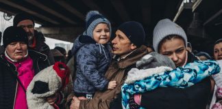 La protección de la infancia ucraniana a través de las normas de Derecho internacional privado de familia Familias ucranianas tratan de huir de los bombardeos cruzando el rio Irpin. EUROPA PRESS