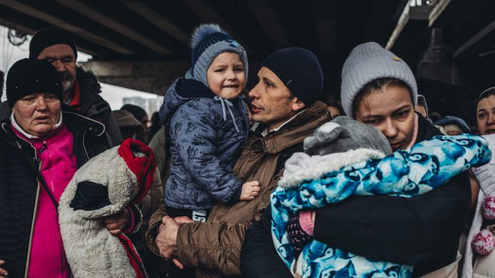 Familias ucranianas tratan de huir de los bombardeos cruzando el rio Irpin. EUROPA PRESS