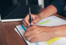 Fichar firmando en un papel no es válido como registro de la jornada