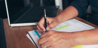 Fichar firmando en un papel no es válido como registro de la jornada