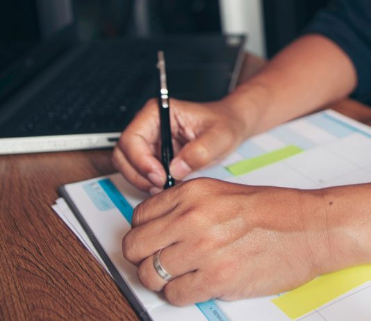 Fichar firmando en un papel no es válido como registro de la jornada