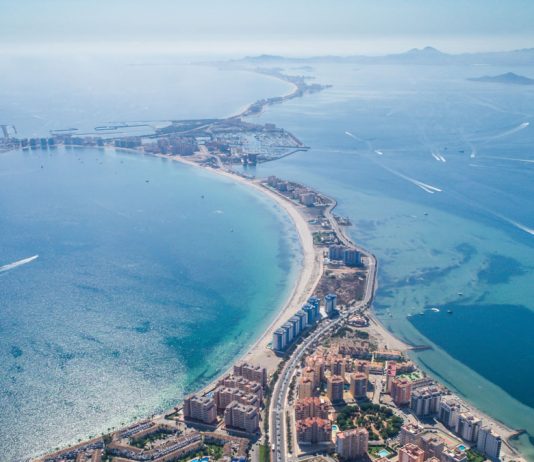 El Mar Menor ejerce por primera vez su personalidad jurídica en un juicio contra vertidos ilegales