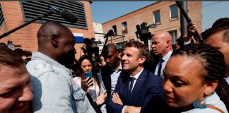 Macron, con la vista puesta en la votación parlamentaria, visita el suburbio izquierdista de París El presidente francés, Emmanuel Macron, habla con los residentes durante un paseo por la plaza del mercado de Saint-Christophe en Cergy, suburbio de París, como parte de su primer viaje después de ser reelegido presidente, Francia, el 27 de abril de 2022. REUTERS/Benoit Tessier/Piscina