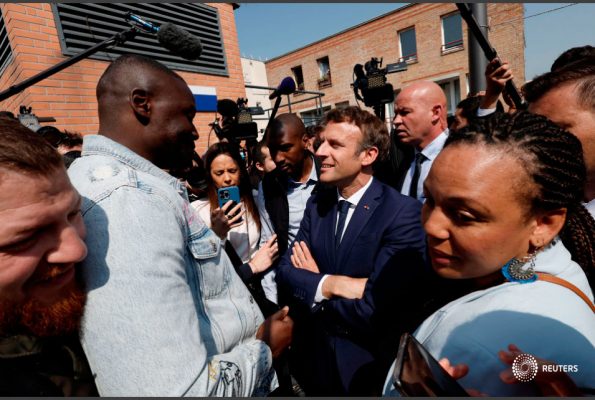 El presidente francés, Emmanuel Macron, habla con los residentes durante un paseo por la plaza del mercado de Saint-Christophe en Cergy, suburbio de París, como parte de su primer viaje después de ser reelegido presidente, Francia, el 27 de abril de 2022. REUTERS/Benoit Tessier/Piscina