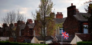Boris Johnson, golpeado por el escándalo, se enfrenta a una gran prueba en las elecciones locales del Reino Unido La bandera de la Union Jack ondea en el jardín de una casa adosada en Newcastle-under-Lyme, Gran Bretaña, el 26 de abril de 2022. Fotografía tomada el 26 de abril de 2022. REUTERS/Phil Noble