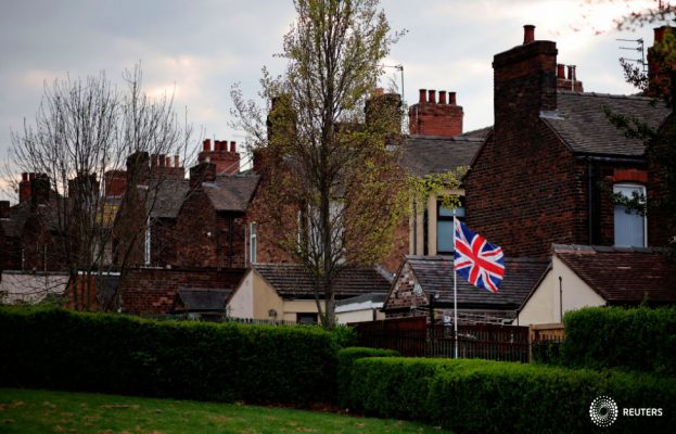 La bandera de la Union Jack ondea en el jardín de una casa adosada en Newcastle-under-Lyme, Gran Bretaña, el 26 de abril de 2022. Fotografía tomada el 26 de abril de 2022. REUTERS/Phil Noble
