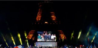 En el bastión de Le Pen, los votantes franceses temen cinco años más de Macron El presidente francés, Emmanuel Macron, es visto en la pantalla cuando llega al escenario con su esposa, la primera dama francesa Brigitte Macron, después de ser reelegido como presidente, tras los resultados en la segunda ronda de las elecciones presidenciales francesas de 2022, durante su mitin de victoria en el Champ de Mars en París, Francia, el 24 de abril de 2022. REUTERS/Gonzalo Fuentes