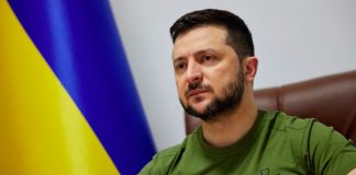 Zelenskiy de Ucrania advierte que Rusia podría usar armas químicas y pide más sanciones El presidente ucraniano, Volodymyr Zelenskiy, se dirige al parlamento surcoreano a través de un enlace de video, mientras continúa el ataque de Rusia contra Ucrania, en Kiev, Ucrania, el 11 de abril de 2022. Servicio de Prensa Presidencial de Ucrania/Folleto vía REUTERS