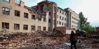 Las fuerzas rusas se enfrentan a una fuerte resistencia en el Donbás de Ucrania Un residente local camina junto a un edificio destruido por un ataque militar ruso, mientras continúa el ataque de Rusia contra Ucrania, en la ciudad de Bakhmut, en la región de Donetsk, Ucrania, el 29 de mayo de 2022. REUTERS/Serhii Nuzhnenko