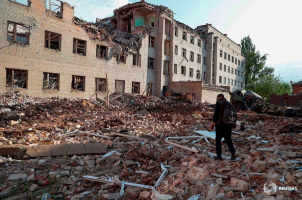 Un residente local camina junto a un edificio destruido por un ataque militar ruso, mientras continúa el ataque de Rusia contra Ucrania, en la ciudad de Bakhmut, en la región de Donetsk, Ucrania, el 29 de mayo de 2022. REUTERS/Serhii Nuzhnenko