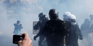 La violencia estalla en las protestas del Primero de Mayo en París, los manifestantes critican a Macron