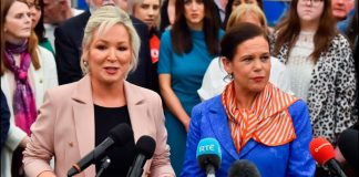 Belfast se lleva a paso la histórica victoria electoral del Sinn Fein La líder adjunta del Sinn Fein, Michelle O'Neill, y la líder del partido, Mary Louise McDonald, hablan con los medios de comunicación en el centro de conteo Meadowbank Sports Arena, en Magherafelt, Irlanda del Norte, el 7 de mayo de 2022. REUTERS/Clodagh Kilcoyne