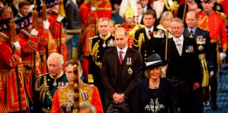 Con la esperanza de recuperar votantes, Johnson del Reino Unido promete crecimiento económico El príncipe Carlos, Camilla, la duquesa de Cornualles y el príncipe Guillermo de Gran Bretaña proceden detrás de la Corona del Estado Imperial a través de la Galería Real para la Apertura Estatal del Parlamento en el Palacio de Westminster en Londres, Gran Bretaña, el 10 de mayo de 2022. REUTERS/Hannah McKay/Piscina