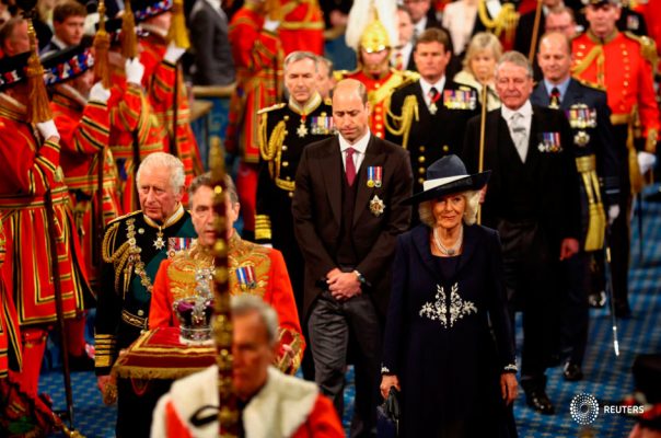 El príncipe Carlos, Camilla, la duquesa de Cornualles y el príncipe Guillermo de Gran Bretaña proceden detrás de la Corona del Estado Imperial a través de la Galería Real para la Apertura Estatal del Parlamento en el Palacio de Westminster en Londres, Gran Bretaña, el 10 de mayo de 2022. REUTERS/Hannah McKay/Piscina