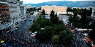 Grecia prohíbe la terapia de conversión LGBTQ Una enorme bandera del arco iris se ve frente al edificio del parlamento durante un desfile del orgullo gay en Atenas, Grecia, el 10 de junio de 2017. REUTERS/Costas Baltas