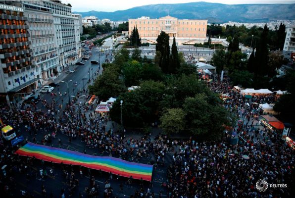 Una enorme bandera del arco iris se ve frente al edificio del parlamento durante un desfile del orgullo gay en Atenas, Grecia, el 10 de junio de 2017. REUTERS/Costas Baltas