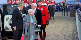 Gran Bretaña se prepara para celebrar el Jubileo de Platino de la Reina Isabel La reina Isabel de Gran Bretaña llega para la celebración "A Gallop Through History Platinum Jubilee" en el Royal Windsor Horse Show en el Castillo de Windsor en Windsor, Gran Bretaña, el 15 de mayo de 2022. Steve Parsons/Pool vía REUTERS/Foto de archivo