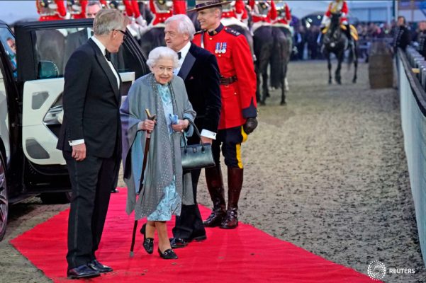 La reina Isabel de Gran Bretaña llega para la celebración "A Gallop Through History Platinum Jubilee" en el Royal Windsor Horse Show en el Castillo de Windsor en Windsor, Gran Bretaña, el 15 de mayo de 2022. Steve Parsons/Pool vía REUTERS/Foto de archivo