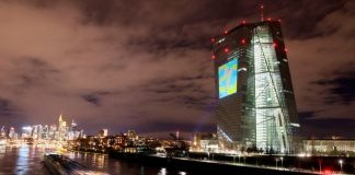 El BCE elevará la tasa de depósito al 0,75% para fin de año: encuesta de Reuters Una sinfonía de luz ilumina la fachada sur de la sede del Banco Central Europeo (BCE) en Frankfurt, Alemania, el 30 de diciembre de 2021. REUTERS/Wolfgang Rattay/