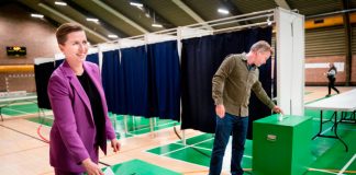 Dinamarca se unirá a la política de defensa de la UE tras una votación histórica La líder socialdemócrata y primera ministra danesa Mette Frederiksen y su esposo Bo Tengberg votan en Hareskovhallen mientras Dinamarca celebra un referéndum sobre la exclusión voluntaria de defensa de la UE, en Vaerloese, Dinamarca, el 1 de junio de 2022. Ritzau Scanpix/Liselotte Sabroe vía REUTERS