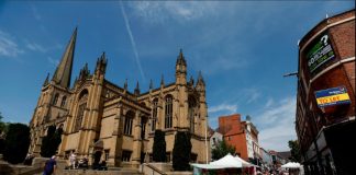 De norte a sur, el primer ministro del Reino Unido, Johnson, se enfrenta a la posibilidad de sufrir derrotas en las elecciones parciales La gente camina por el centro de la ciudad, Wakefield, Gran Bretaña, 17 de junio de 2022. Fotografía tomada el 17 de junio de 2022. REUTERS/Jason Cairnduff