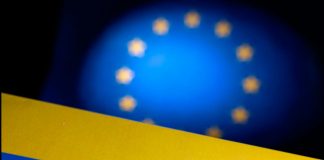 La UE concede a Ucrania el estatuto de candidato, «comenzando un largo viaje juntos» Las banderas de la UE y Ucrania se ven en esta ilustración tomada, 23 de junio de 2022. REUTERS/Dado Ruvic/Ilustraciones