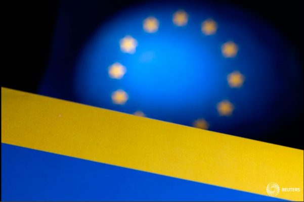 Las banderas de la UE y Ucrania se ven en esta ilustración tomada, 23 de junio de 2022. REUTERS/Dado Ruvic/Ilustraciones