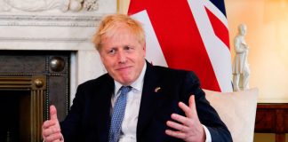 El primer ministro del Reino Unido, Johnson, promete «seguir adelante con el trabajo» después de sobrevivir al voto de confianza El primer ministro británico, Boris Johnson, reacciona durante su reunión en el 10 de Downing Street, Londres, Gran Bretaña, el 6 de junio de 2022. Alberto Pezzali/Pool vía REUTERS