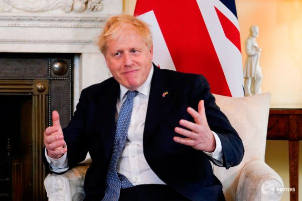 El primer ministro británico, Boris Johnson, reacciona durante su reunión en el 10 de Downing Street, Londres, Gran Bretaña, el 6 de junio de 2022. Alberto Pezzali/Pool vía REUTERS
