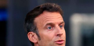 Encuesta muestra que el bloque del presidente francés Macron avanza en las elecciones parlamentarias El presidente francés, Emmanuel Macron, habla con los medios de comunicación durante el segundo día de una cumbre de líderes de la Unión Europea, mientras los líderes de la UE intentan acordar las sanciones petroleras rusas en respuesta a la invasión rusa de Ucrania, en Bruselas, Bélgica, el 31 de mayo de 2022. REUTERS/Johanna Geron