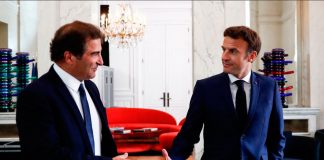 La oposición francesa le dice al «arrogante» Macron: compromiso para ganar apoyo El presidente francés, Emmanuel Macron, estrecha la mano de Christian Jacob, jefe del partido conservador francés Les Republicains (LR), después de su reunión en el Palacio del Elíseo en París, Francia, el 21 de junio de 2022. Mohammed Badra/Pool vía REUTERS