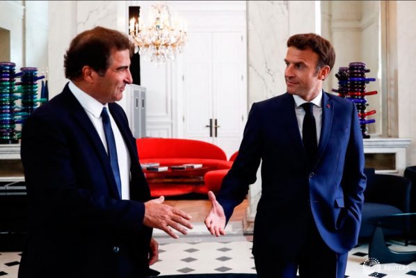 El presidente francés, Emmanuel Macron, estrecha la mano de Christian Jacob, jefe del partido conservador francés Les Republicains (LR), después de su reunión en el Palacio del Elíseo en París, Francia, el 21 de junio de 2022. Mohammed Badra/Pool vía REUTERS