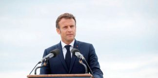 Macron de Francia busca la manera de salvar una mayoría gobernante El presidente francés, Emmanuel Macron, pronuncia una declaración mientras visita a las fuerzas de la OTAN en la Base Aérea Mihail Kogalniceanu, cerca de la ciudad de Constanza, Rumania, el 15 de junio de 2022. Yoan Valat/Pool vía REUTERS/Foto de archivo